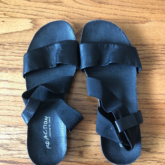 Flat Sandals - Picture 2 of 4